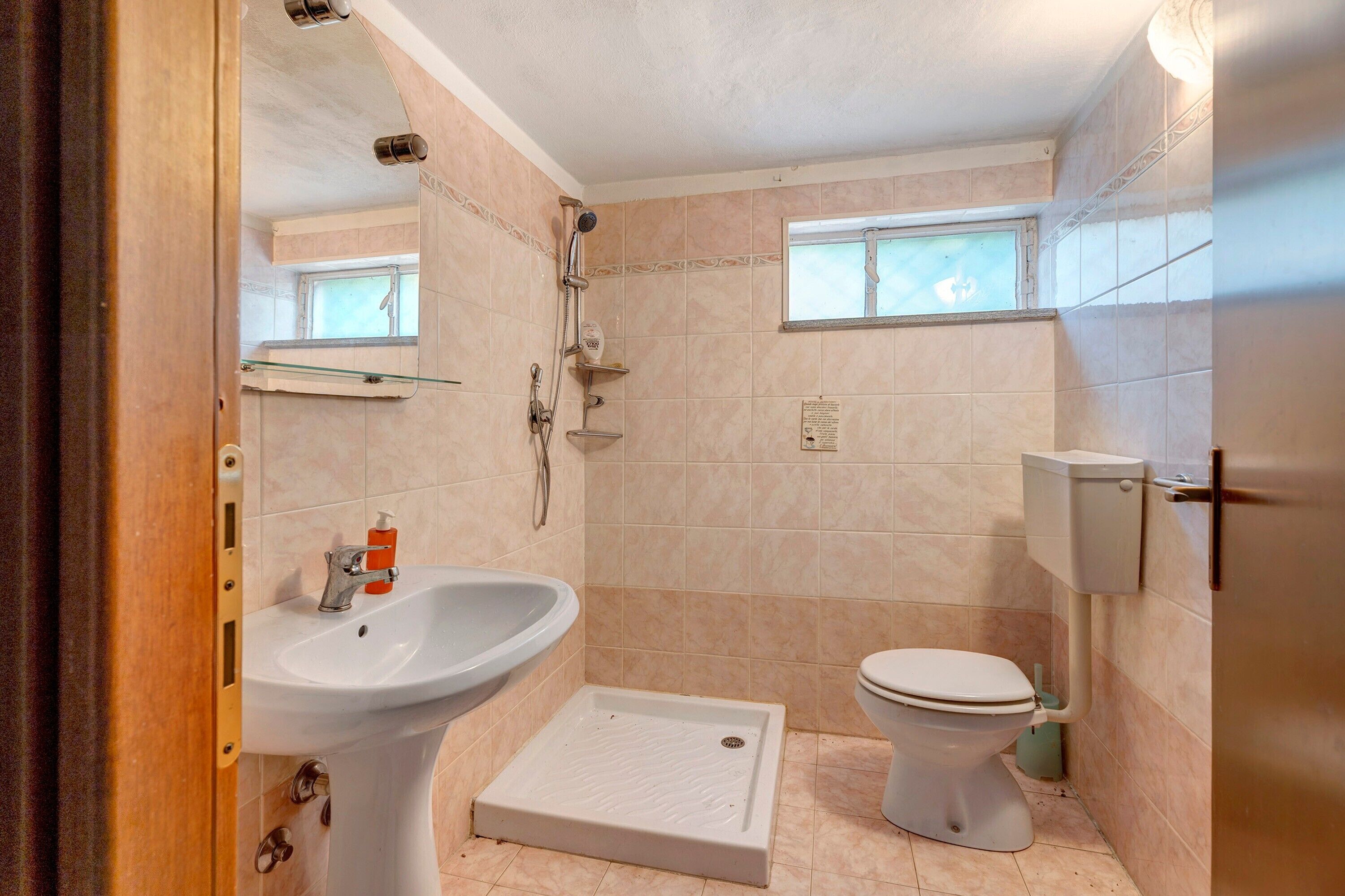 Douche, sèche-cheveux, serviettes fournies