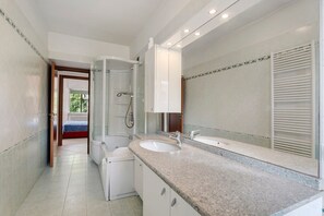 Shower, hair dryer, towels - Unique Lake View in Green Park (Nebbiuno)