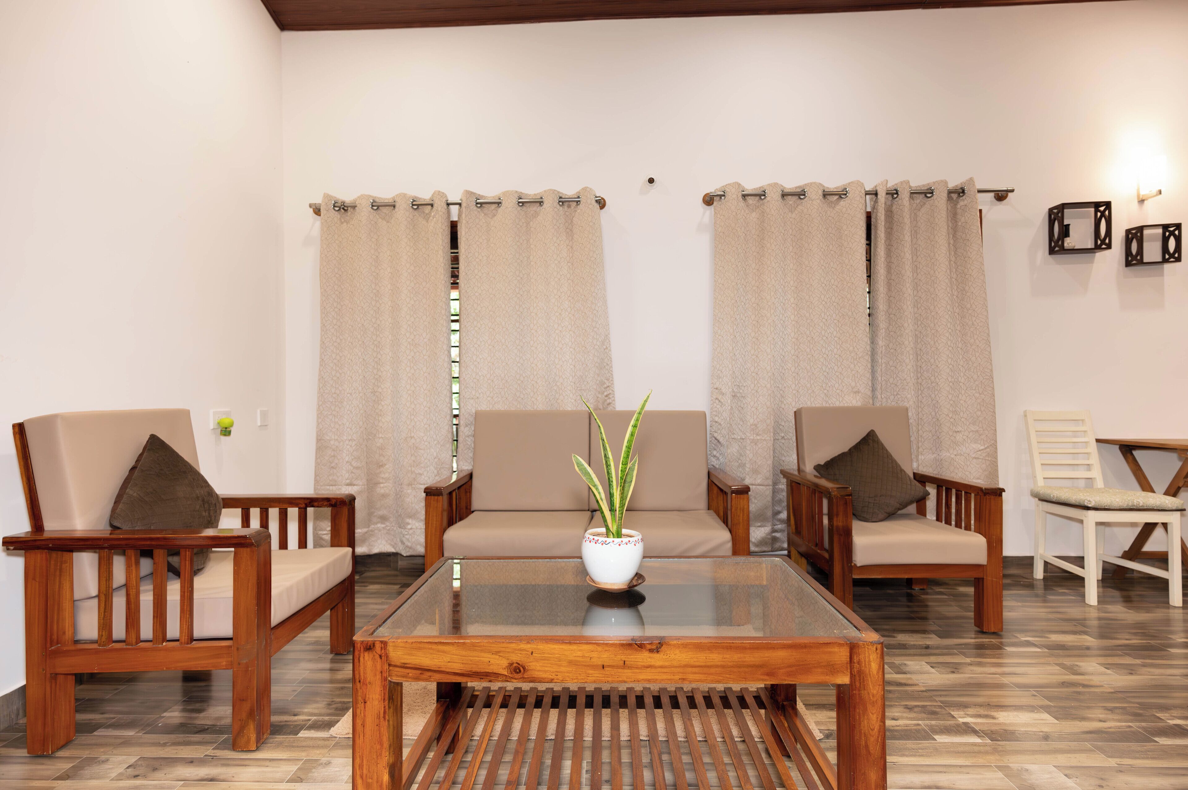 精緻別墅 | 書桌、熨斗/熨衫板、床單