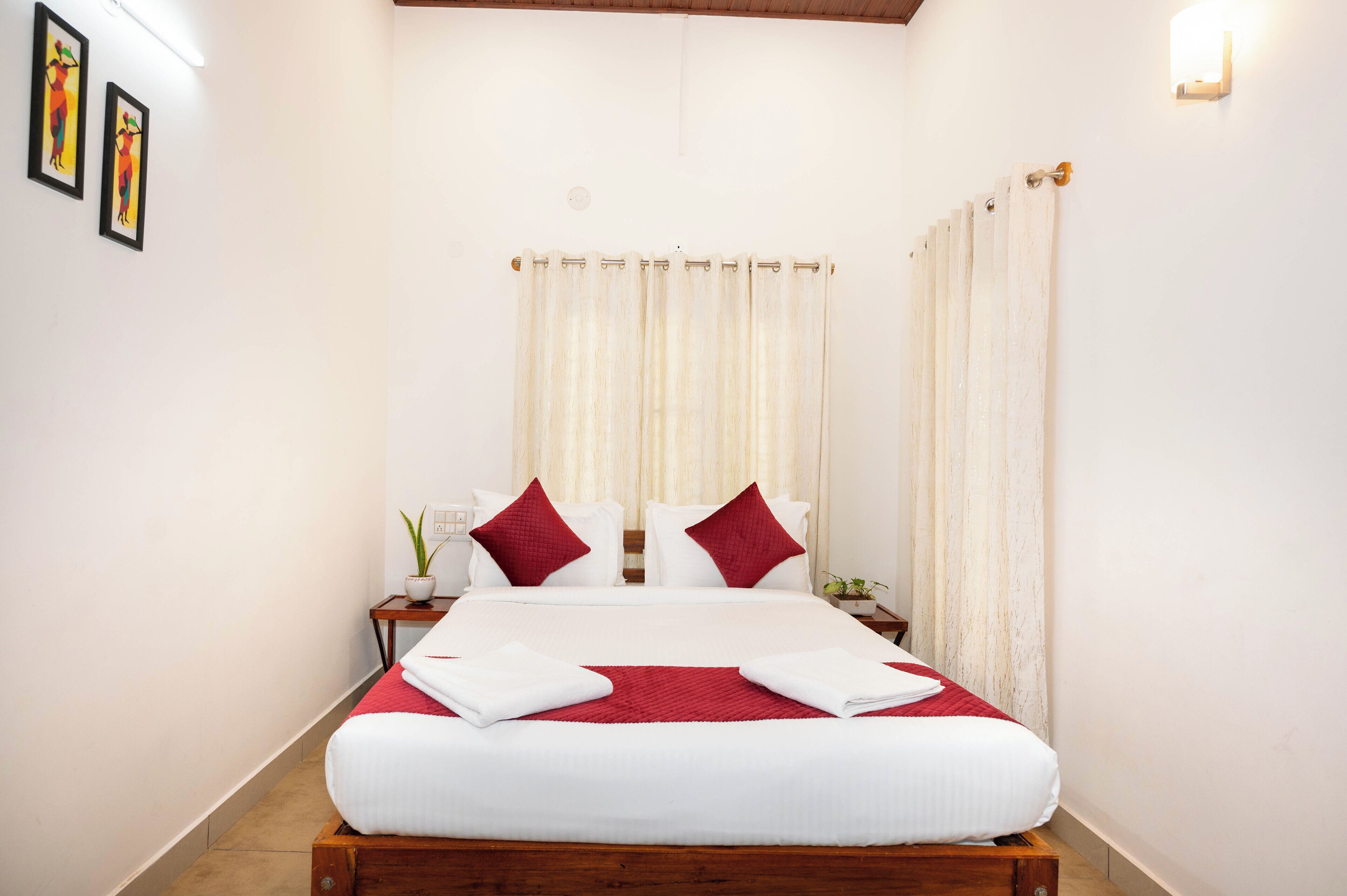 Elite Villa | Desk, iron/ironing board, bed sheets