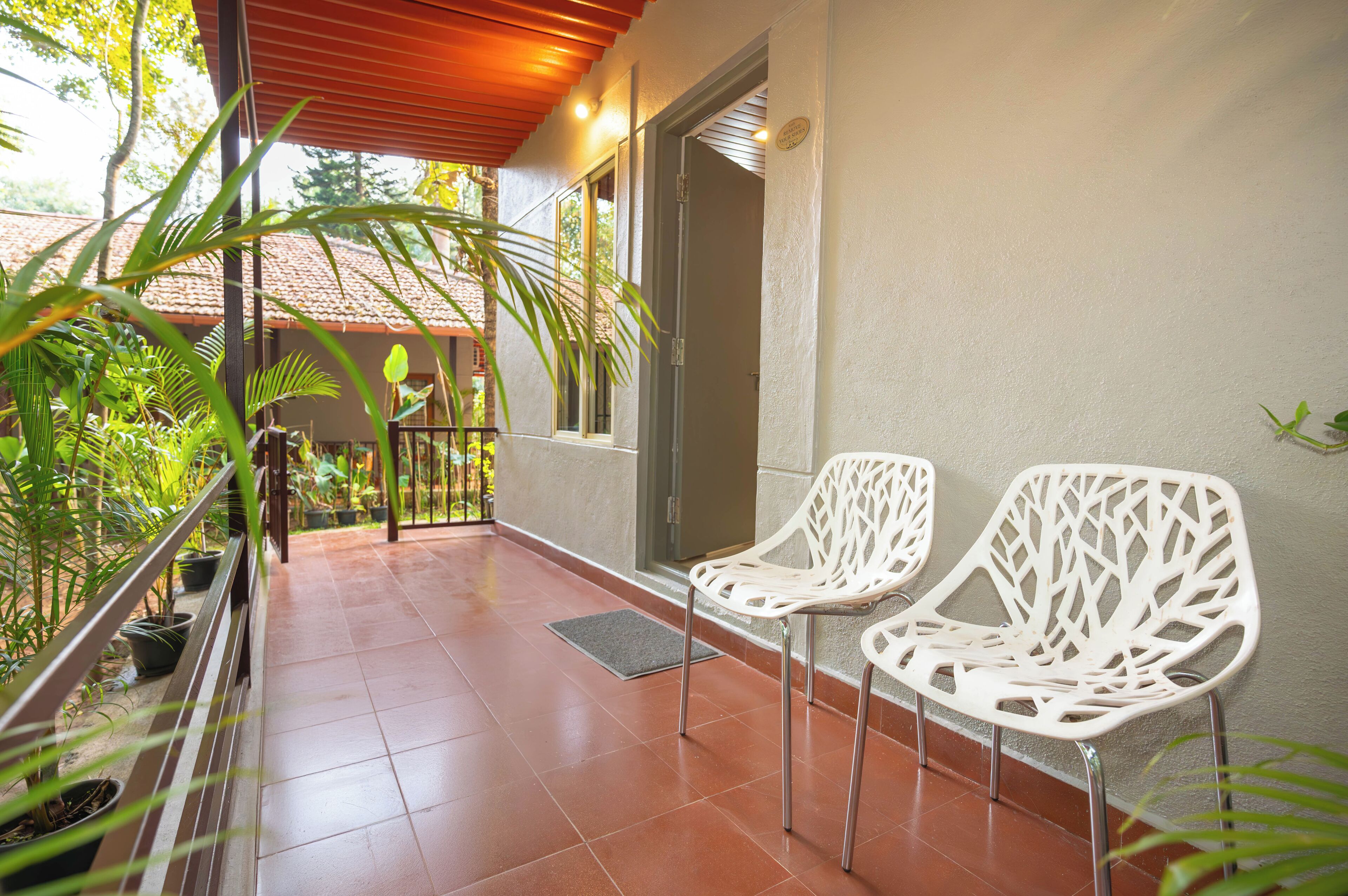 Escritorio, tabla de planchar con plancha y ropa de cama 