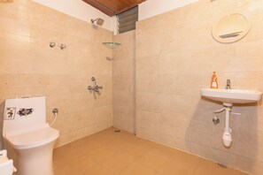 Articles de toilette gratuits, sèche-cheveux, serviettes fournies, savon