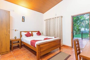 Phòng đôi tiện nghi đơn giản, quang cảnh vườn | Bàn, bàn ủi/dụng cụ ủi quần áo, bộ trải giường 