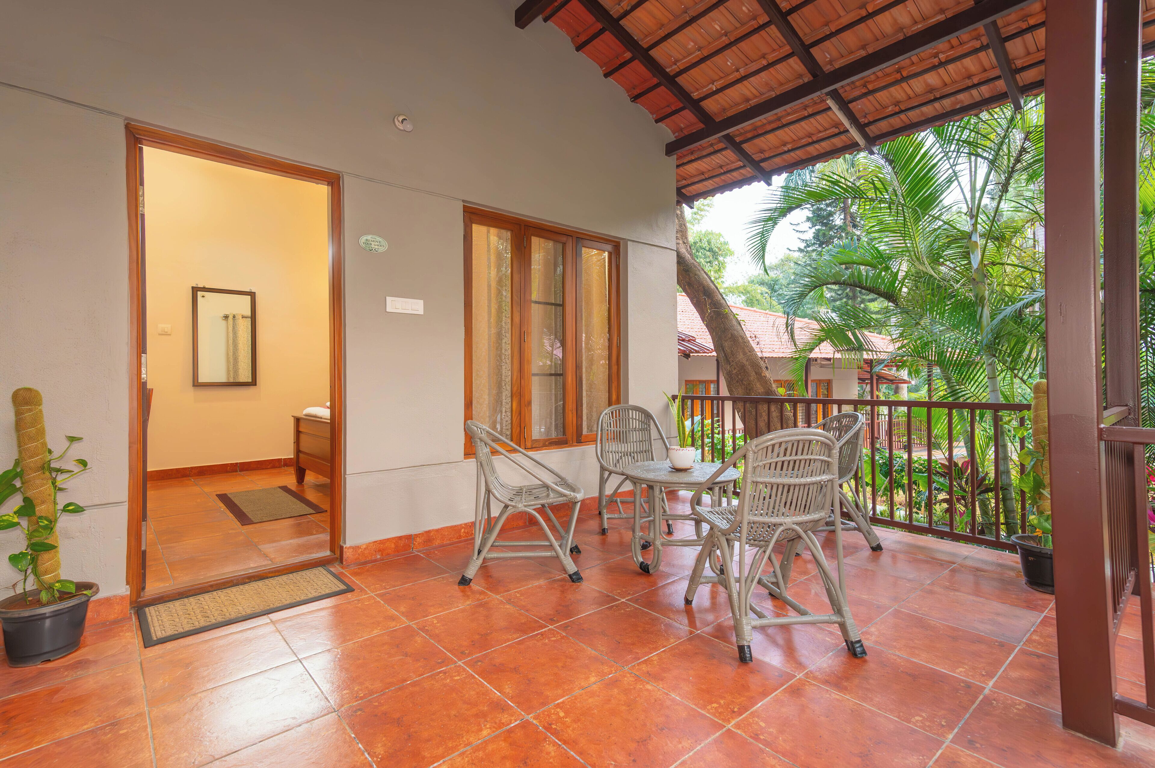 Schreibtisch, Bügeleisen/Bügelbrett, Bettwäsche