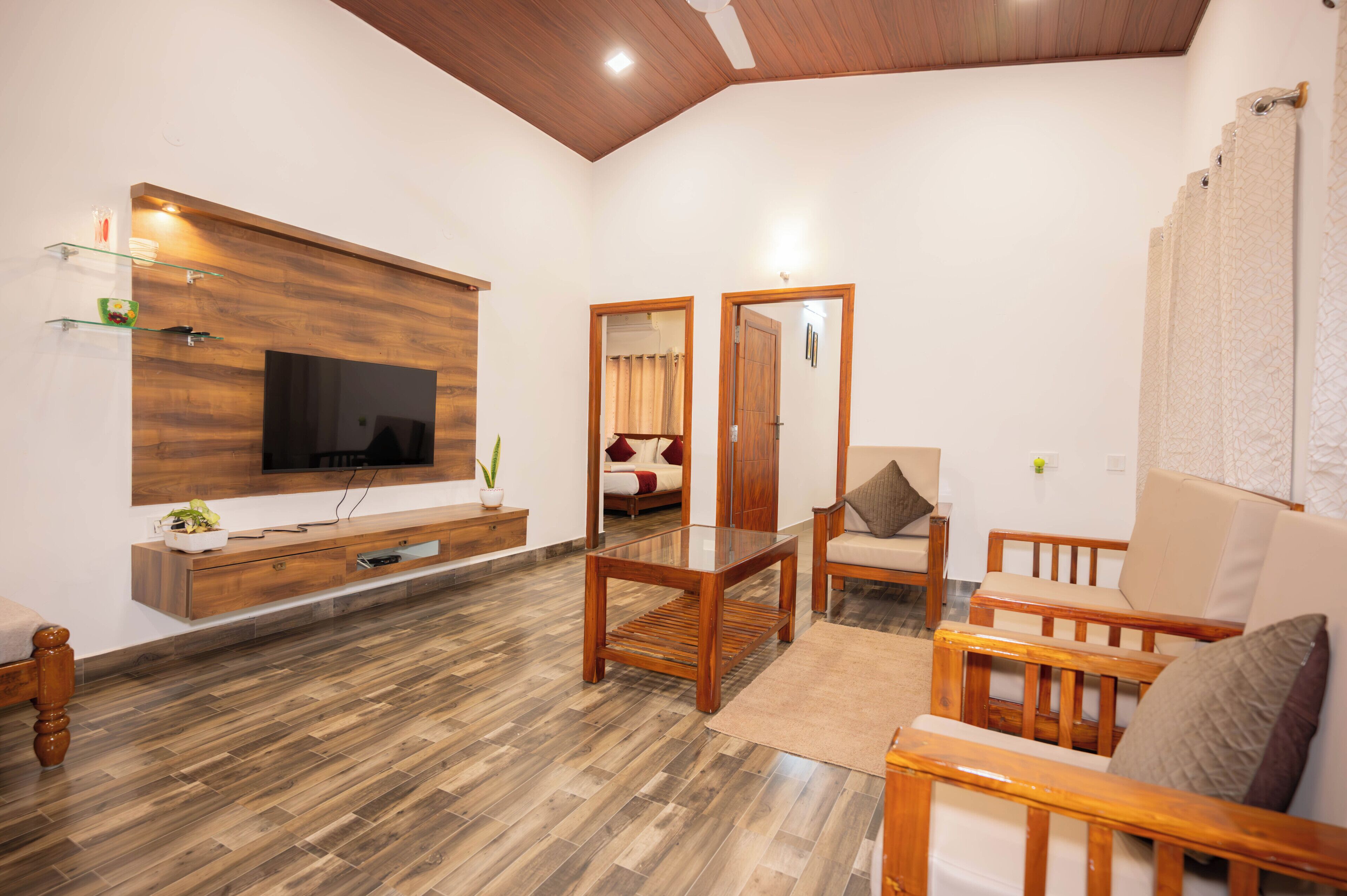 Elite-Villa | Schreibtisch, Bügeleisen/Bügelbrett, Bettwäsche