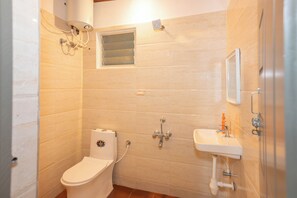 ห้องคอมฟอร์ทดับเบิล, วิวสวน | ห้องน้ำ | ของใช้ในห้องน้ำฟรี, ไดร์เป่าผม (มีให้บริการตามคำขอ), ผ้าเช็ดตัว, สบู่