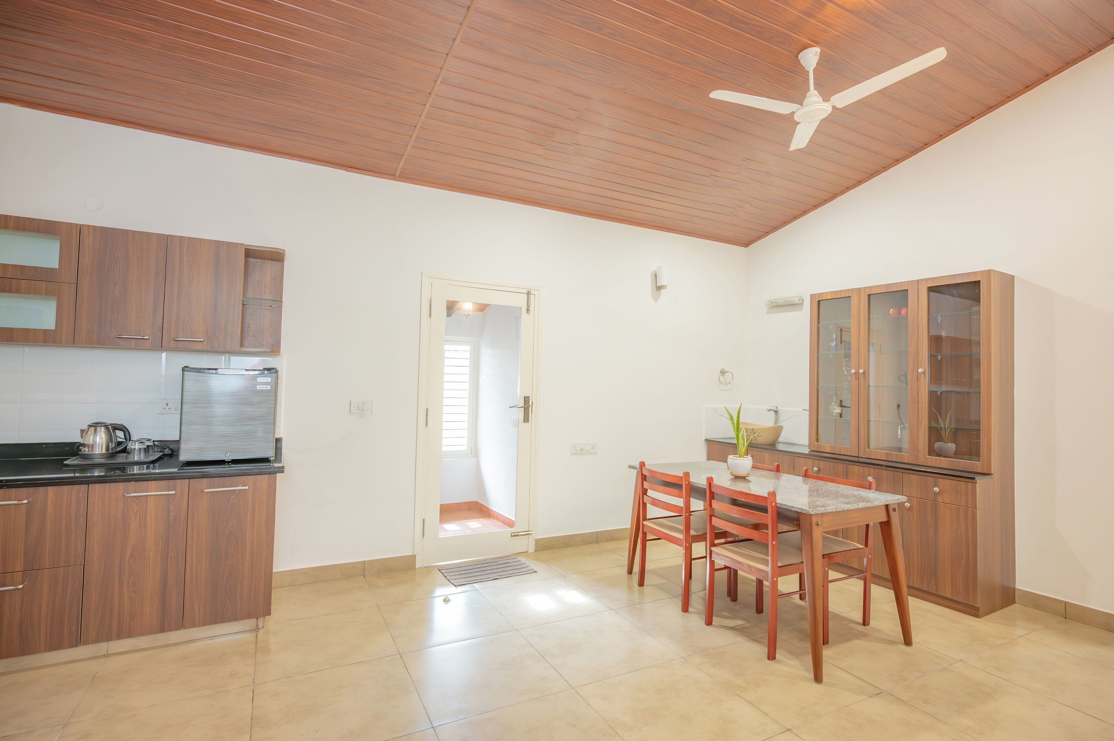 Elite Villa | Desk, iron/ironing board, bed sheets