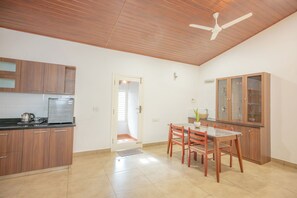 Elite Βίλα | Γραφείο, σίδερο/σιδερώστρα, κλινοσκεπάσματα 