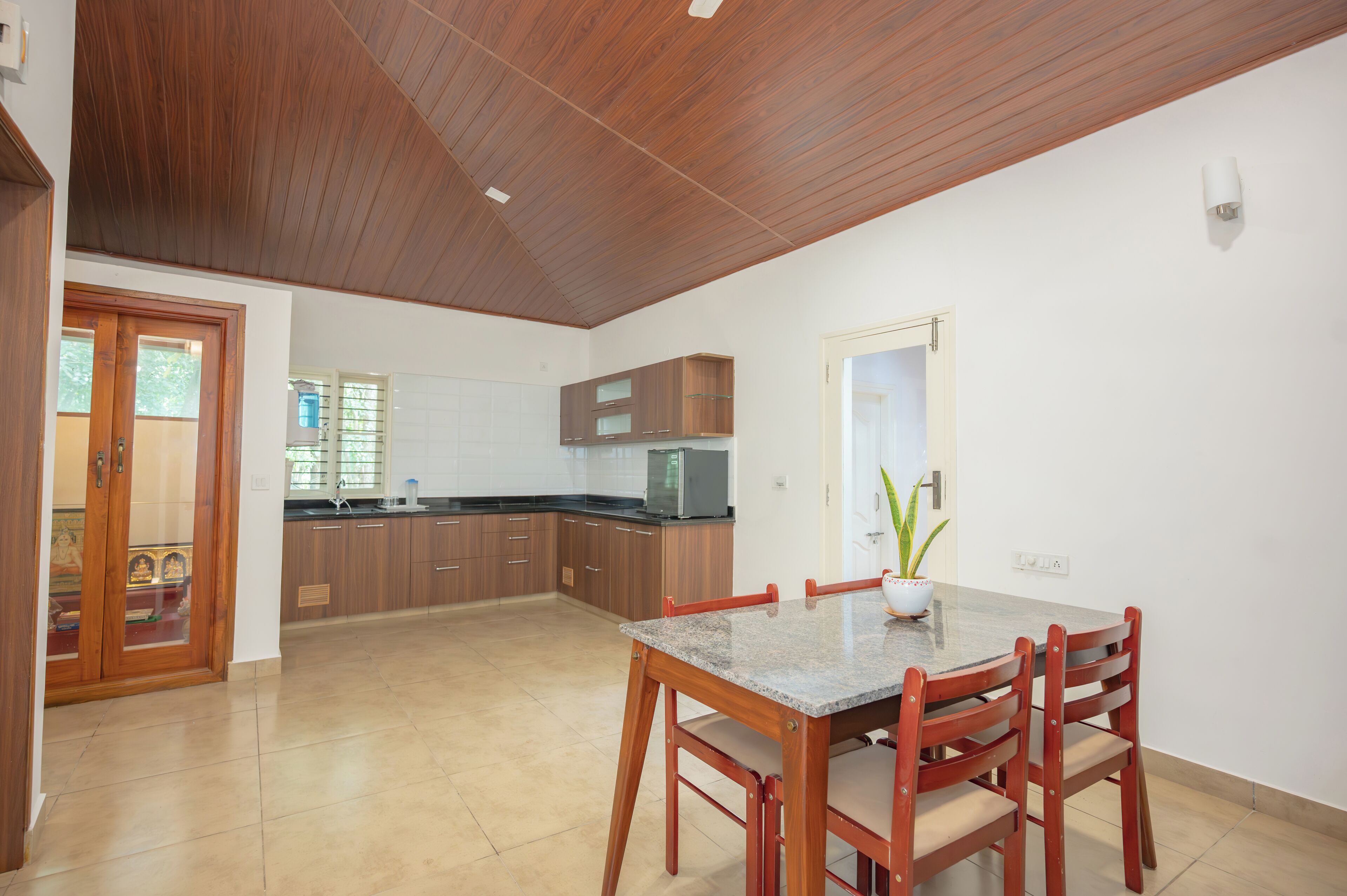 Elite Villa | Desk, iron/ironing board, bed sheets