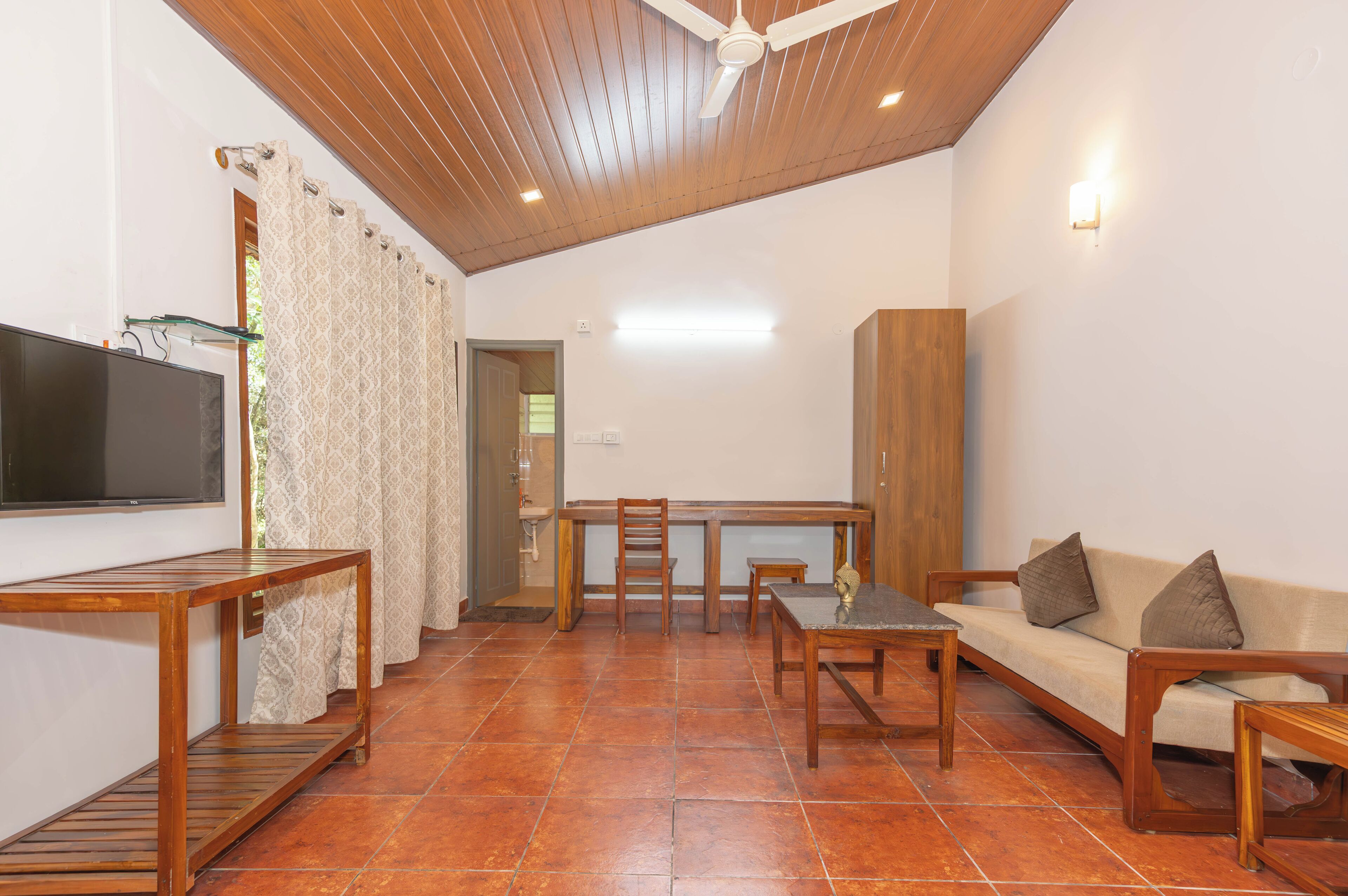 Kamar Double Eksekutif, pemandangan kebun | Meja kerja, setrika/meja setrika, dan seprai linen