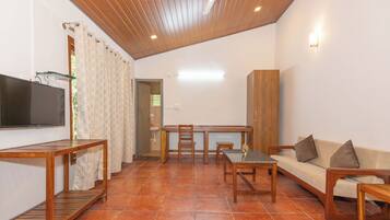 Kamar Double Eksekutif, pemandangan kebun | Meja kerja, setrika/meja setrika, dan seprai linen