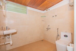 Chambre exécutive double, vue sur le jardin | Salle de bain | Douche, articles de toilette (gratuits), séchoir à cheveux