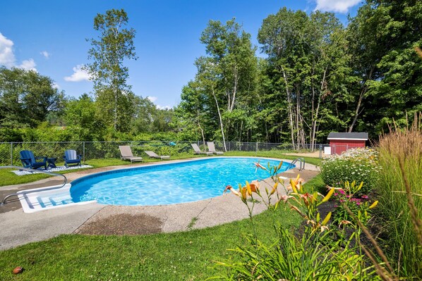 Pool - Charming 2 Bedroom Stowe Condo- walk to restaurants! (Stowe)