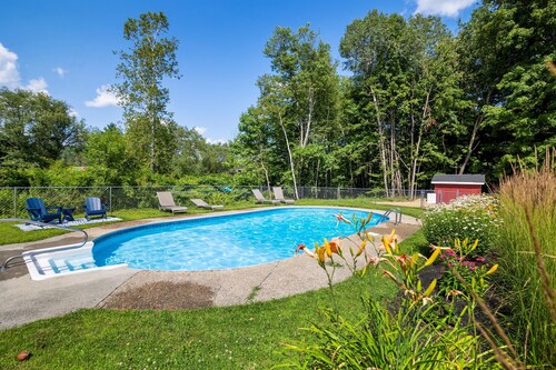 Charming 2 Bedroom Stowe Condo- walk to restaurants!