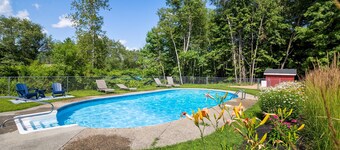 Charming 2 Bedroom Stowe Condo- walk to restaurants!
