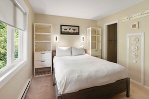 Desk, iron/ironing board, free WiFi, bed sheets - Charming 2 Bedroom Stowe Condo- walk to restaurants! (Stowe)