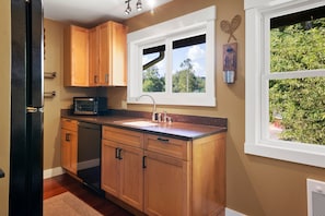 Fridge, microwave, oven, stovetop - Charming 2 Bedroom Stowe Condo- walk to restaurants! (Stowe)