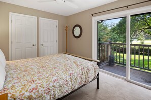 デスク、アイロン / アイロン台、WiFi (無料)、ベッドシーツ