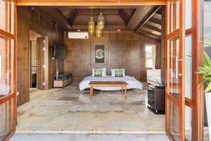 6 bedrooms, iron/ironing board, WiFi, bed sheets