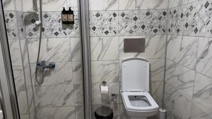 Produtos de toalete grátis, secador de cabelo, toalhas de banho