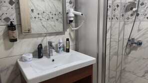 Articles de toilette gratuits, sèche-cheveux, serviettes fournies, savon