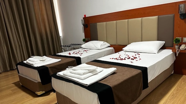 Habitación básica con 2 camas individuales | Escritorio, espacio para trabajar con laptop y wifi gratis 