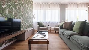 Apartment (3 Bedrooms) | Living area | TV