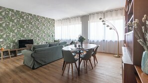 Apartment (3 Bedrooms) | Living area | TV