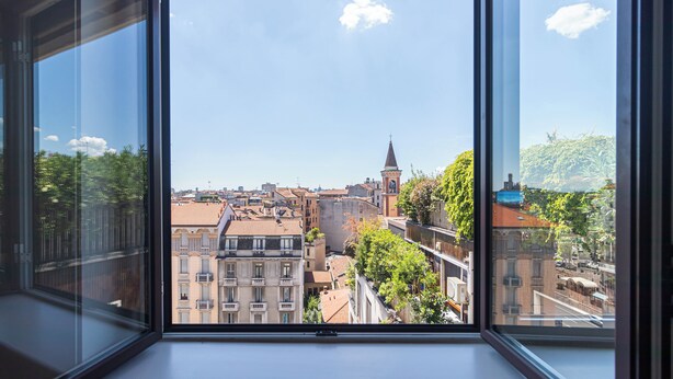 A view from a window overlooking a cityscape with historic buildings and a prominent tower. - Italianway Comfort - Palestrina 2 (Milan)