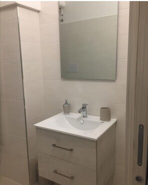 Haartrockner, Handtücher, Seife, Toilettenpapier