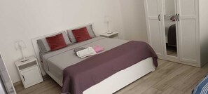 1 bedroom, in-room safe, free WiFi, bed sheets