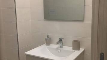 Haartrockner, Handtücher, Seife, Toilettenpapier