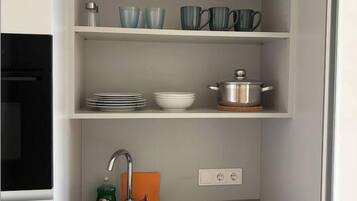 Kühlschrank, Mikrowelle, Wasserkocher mit Kaffee-/Teezubehör