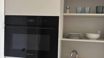 Kühlschrank, Mikrowelle, Wasserkocher mit Kaffee-/Teezubehör