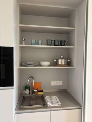 Kühlschrank, Mikrowelle, Wasserkocher mit Kaffee-/Teezubehör