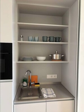 Kühlschrank, Mikrowelle, Ofen, Herdplatte