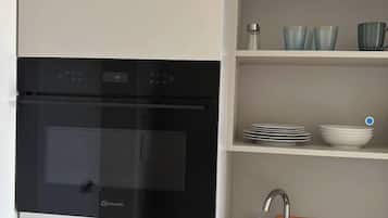 Refrigerador, microondas, cafetera y tetera y utensilios de cocina