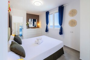 4 bedrooms, in-room safe, iron/ironing board, free WiFi - La Casa de Playa - swimming pool and jacuzzi 50m from the sea (Arenas del Mar)