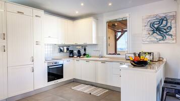 Køleskab, mikrobølgeovn, ovn, kogeplade