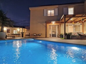 Piscina all'aperto, una piscina riscaldata