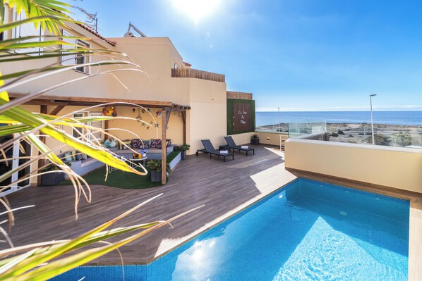 Outdoor pool, a heated pool - La Casa de Playa - swimming pool and jacuzzi 50m from the sea (Arenas del Mar)