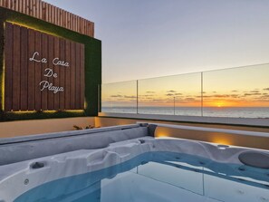 Outdoor spa tub - La Casa de Playa - swimming pool and jacuzzi 50m from the sea (Arenas del Mar)