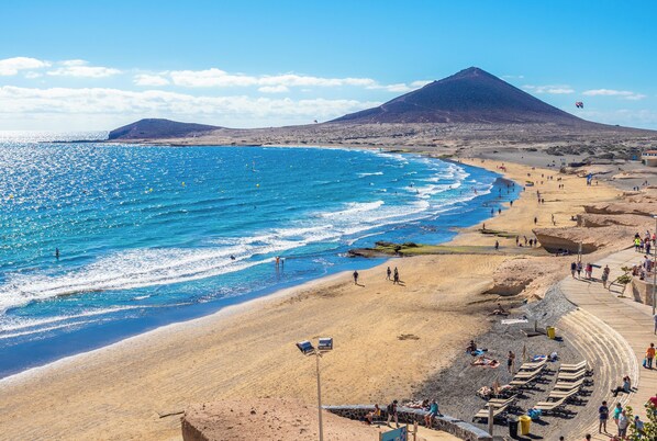 Playa en los alrededores, camastros y toallas de playa