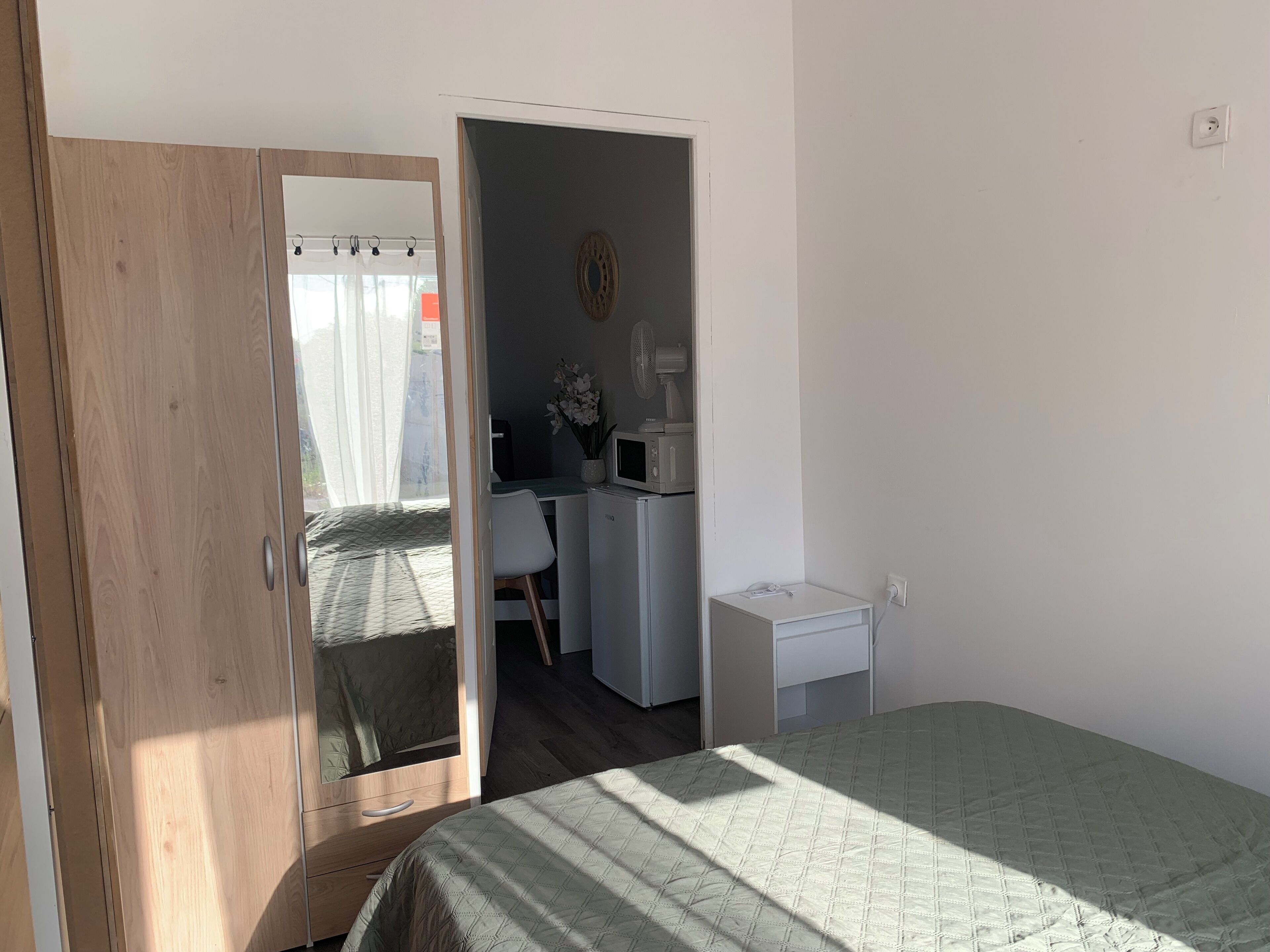 1 habitación, tabla de planchar con plancha y ropa de cama 