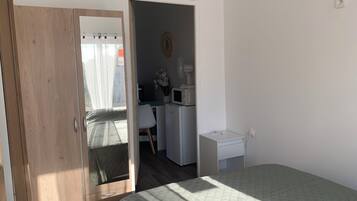 1 habitación, tabla de planchar con plancha y ropa de cama