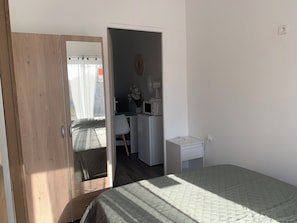 1 dormitori, planxa i posts de planxar i roba de llit 