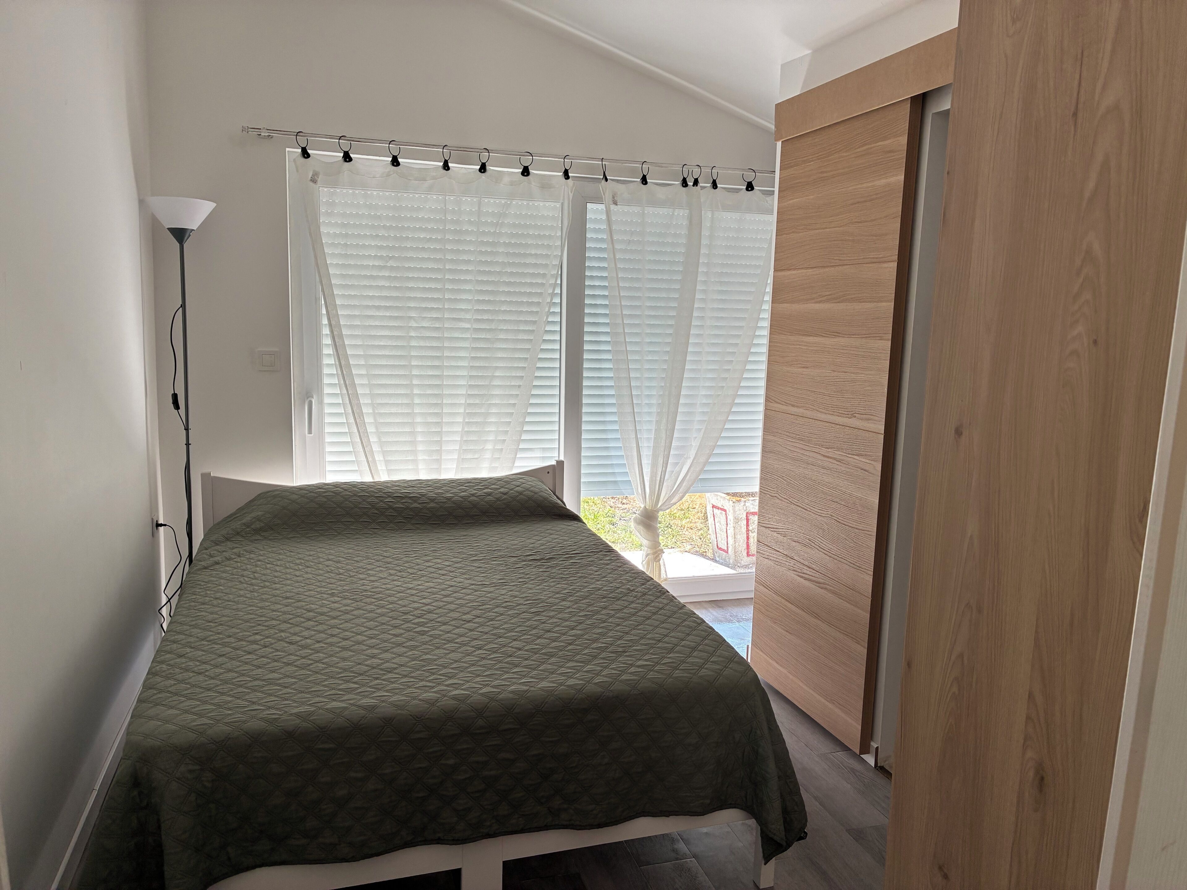 1 quarto, ferros/tábuas de passar roupa, roupa de cama
