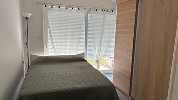1 quarto, ferros/tábuas de passar roupa, roupa de cama