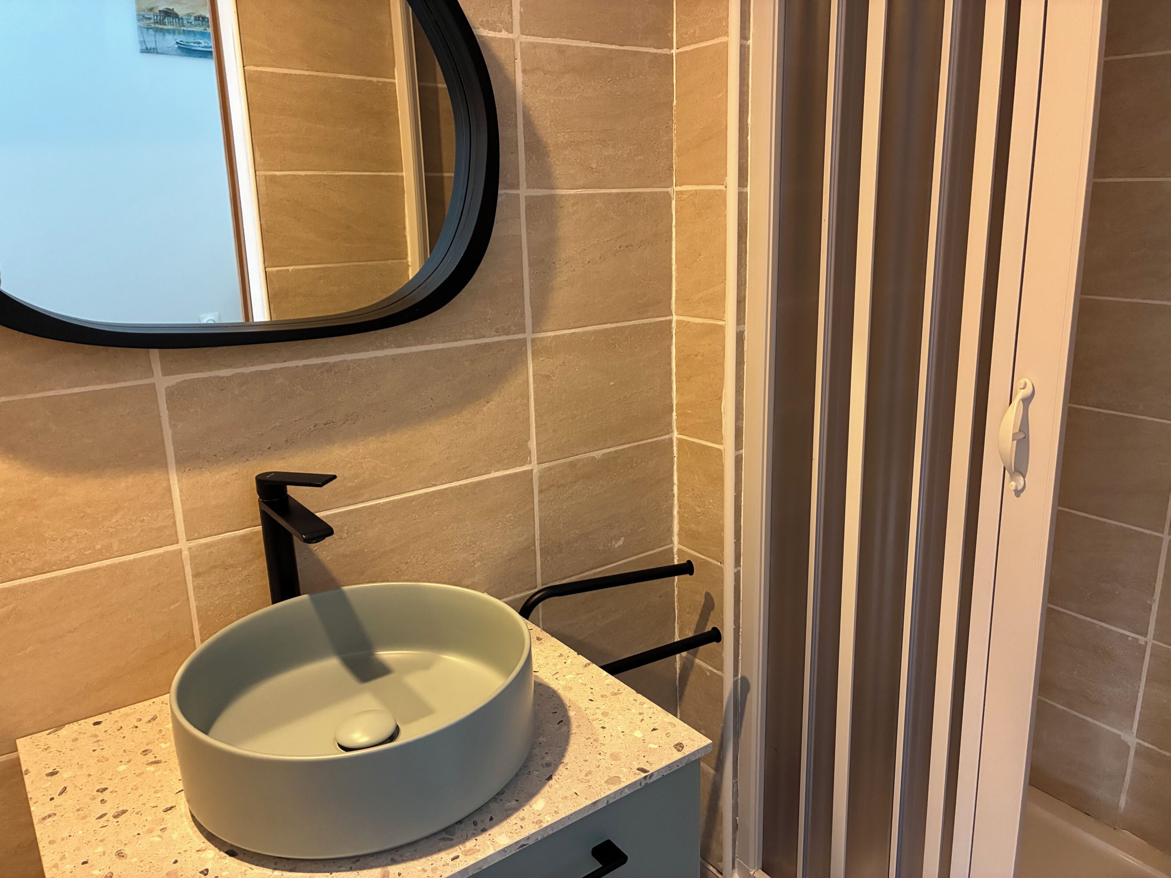 Douche, sèche-cheveux, serviettes fournies, papier toilette