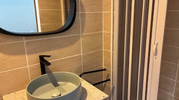 Douche, sèche-cheveux, serviettes fournies, papier toilette